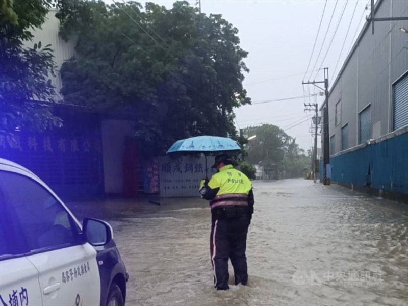 受到滯留鋒面影響,屏東各地雨勢不斷,多處鄉鎮有積淹水情況。中央社記者郭芷瑄攝 110年6月6日