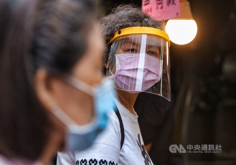 宜蘭縣政府6日建議中央,取消14日端午節的放假,可改在因中秋節連假而須補班的9月11日休假,指揮中心表示,沒有取消或將端午節延期的規劃。圖為民眾出門戴口罩、面罩防疫。(中央社檔案照片)