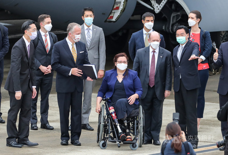 美國聯邦參議員達克沃斯(Ladda Tammy Duckworth, D-IL)(前中)、蘇利文(Daniel Scott Sullivan, R-AK)(前左2)、昆斯(ChristopherAndrew Coons, D-DE)(前右2)6日上午搭乘專機訪問台灣,外交部長吳釗燮(前右)前往接機。中央社記者裴禛攝 110年6月6日