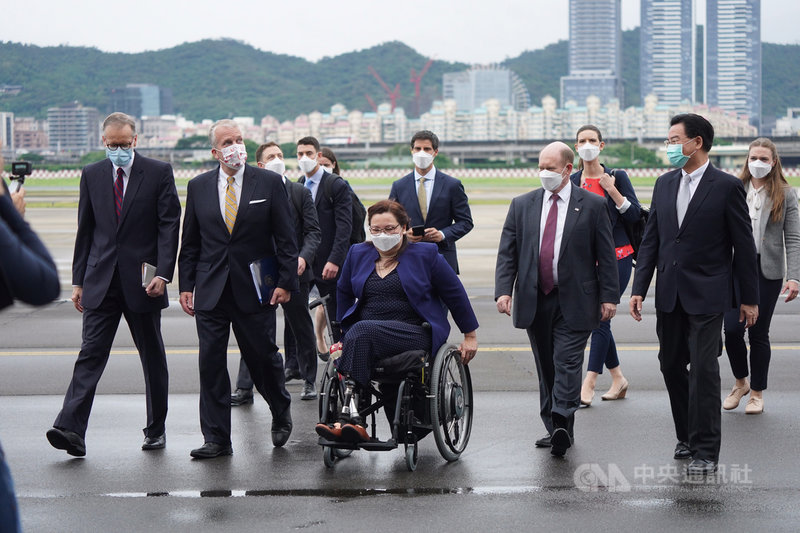 美國聯邦參議員達克沃斯(Ladda Tammy Duckworth)(前中)、蘇利文(Daniel Scott Sullivan)(前左2 )、昆斯(Christopher Andrew Coons)(前右2)等3 位參議員訪問團,6日上午搭乘專機抵達台灣訪問,外交部長吳釗燮(前右)與AIT處長酈英傑(前左)赴松山空軍指揮部接機。中央社記者徐肇昌攝 110年6月6日