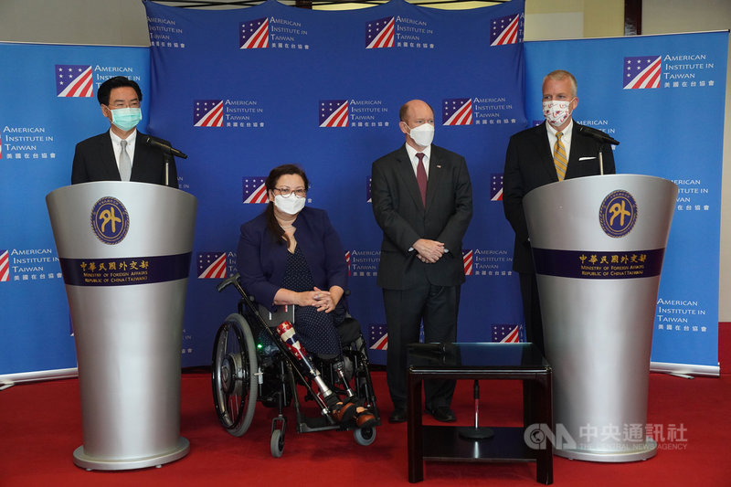 美國聯邦參議員蘇利文(Daniel Scott Sullivan)(右起)、昆斯(Christopher Andrew Coons)、達克沃斯(Ladda Tammy Duckworth)6日上午搭乘專機來台訪問,外交部長吳釗燮(左)接機並在松山空軍指揮部與美國3位國會議員召開記者會,宣布將捐贈台灣75萬劑疫苗。中央社記者徐肇昌攝 110年6月6日