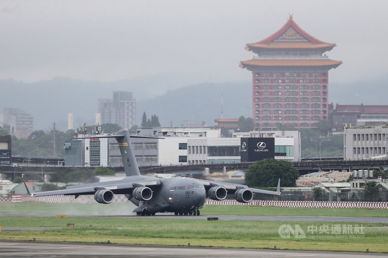 美國聯邦參議員達克沃絲、蘇利文及昆斯率團訪台,6日上午7時19分搭乘美軍運輸機C-17飛抵台北松山機場。中央社記者裴禛攝 110年6月6日