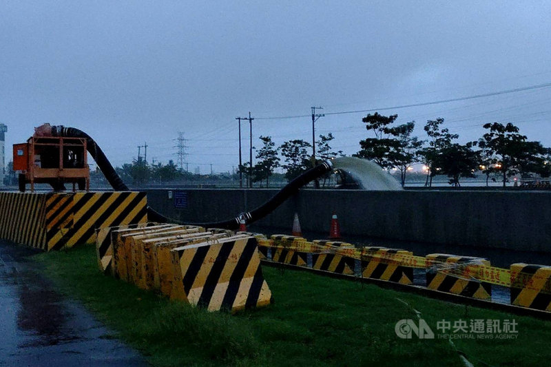受到滯留鋒面影響,台南市從5日下午起出現間歇性大雨,多處低漥地區積淹水,市府水利局啟動移動式抽水機組抽水。圖為三爺溪排水抽水狀況。(台南市水利局提供)中央社記者楊思瑞台南傳真 110年6月6日