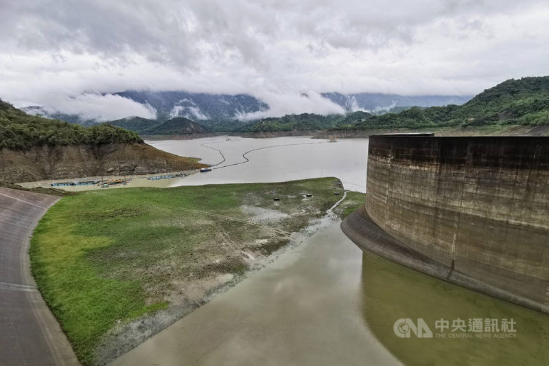 台南地區5日下午起出現間歇性大雨,3大水庫集水區至6日上午都累積豐沛雨量,曾文水庫蓄水量也明顯回升。中央社記者楊思瑞攝 110年6月6日