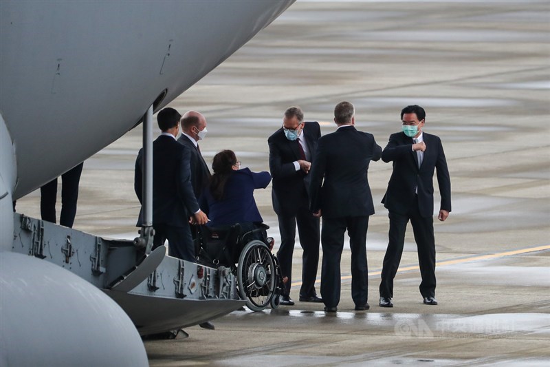 美國聯邦參議員達克沃斯(Ladda Tammy Duckworth)(左3)、蘇利文(Daniel Scott Sullivan)(右2)、昆斯(Christopher Andrew Coons)(左2)6日上午搭乘專機訪問台灣,外交部長吳釗燮(右)、美國在台協會(AIT)處長酈英傑(Brent Christensen)(右3)前往接機,與訪賓擊肘致意。中央社記者裴禛攝 110年6月6日