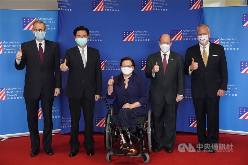 美國聯邦參議員蘇利文(Daniel Scott Sullivan)(右起)、昆斯(Christopher Andrew Coons)、達克沃絲(Ladda Tammy Duckworth)6日上午搭乘專機來台訪問,外交部長吳釗燮(左2)與AIT處長酈英傑(左)前往接機並與3位美國參議員共同召開記者會,宣布將捐贈台灣75萬劑疫苗,5人並比讚合影。中央社記者徐肇昌攝 110年6月6日