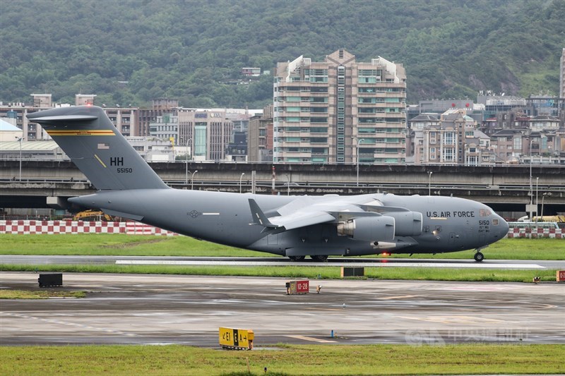 美國聯邦參議院昆斯等3位參議員訪問團搭乘C-17運輸機,6日上午7時19分已飛抵松山機場。中央社記者裴禛攝 110年6月6日