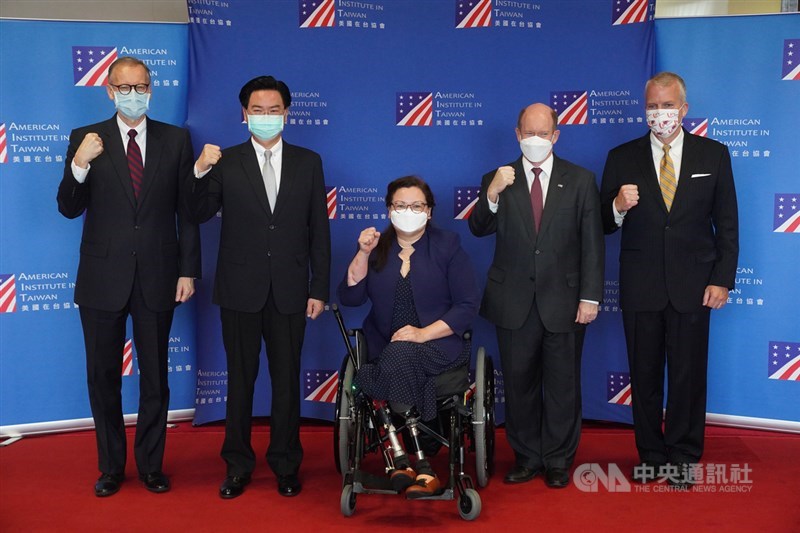 美國聯邦參議員蘇利文(Daniel Scott Sullivan)(右起)、昆斯(Christopher Andrew Coons)、達克沃絲(Ladda Tammy Duckworth)6日上午搭乘專機來台訪問,與外交部長吳釗燮(左2)、AIT處長酈英傑(左)在松山空軍指揮部召開記者會,宣布將捐贈台灣75萬劑疫苗。中央社記者徐肇昌攝 110年6月6日