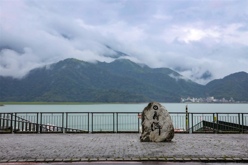 近日降雨讓日月潭水庫水位穩定回升,6日上午蓄水率已增加到39.84%。午後日月潭區出現降雨空檔,潭邊雲霧繚繞,靜謐美景引人入勝。(民眾提供)中央社記者蕭博陽南投縣傳真 110年6月6日