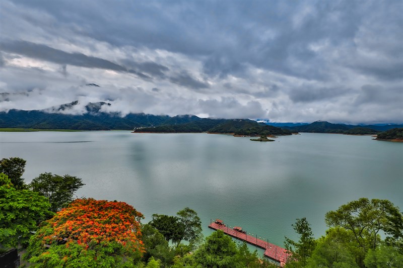 南投日月潭與集水區這兩天持續降雨,水位穩定上升,日月潭水庫6日上午蓄水率來到39.84%,潭區下午出現降雨空檔,雲霧繚繞山頭,呈現靜謐美感。(民眾提供)中央社記者蕭博陽南投縣傳真 110年6月6日