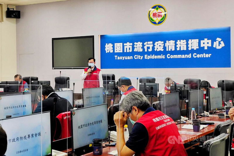 桃園市長鄭文燦(後站者)6日主持武漢肺炎(COVID-19,2019冠狀病毒疾病)防疫會議,決定推動桃園市外籍移工快篩的「固安計畫」,採取企業自費進行抗原篩檢方式,由市府媒合醫療單位協助,並落實分艙分流,守住外籍移工桃園的馬奇諾防線。(桃園市政府新聞處提供)中央社記者吳睿騏桃園傳真 110年6月6日