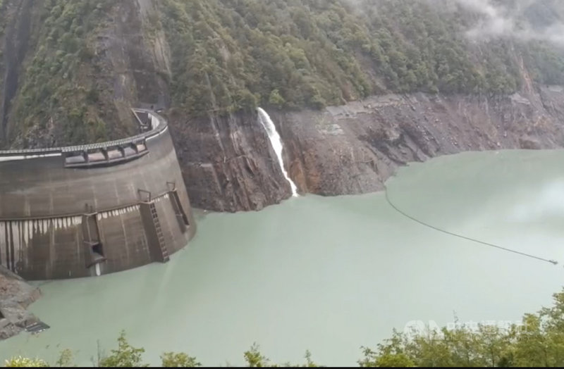 連續鋒面帶來雨水，德基水庫水位上升，雨水浸潤了乾燥的山壁。經濟部6日宣布，取消苗栗、台中、北彰化地區分區供水紅燈措施。（民眾提供）中央社記者趙麗妍傳真 110年6月6日