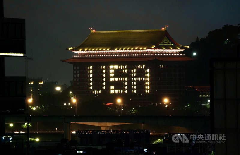 國內武漢肺炎疫情尚未見明顯緩解,美國聯邦參議員訪團6日上午旋風式訪台,並宣布美國將捐助台灣75萬劑疫苗。台北圓山大飯店晚間特別點燈USA,感謝他們帶來共享疫苗的好消息。中央社記者孫仲達攝 110年6月6日