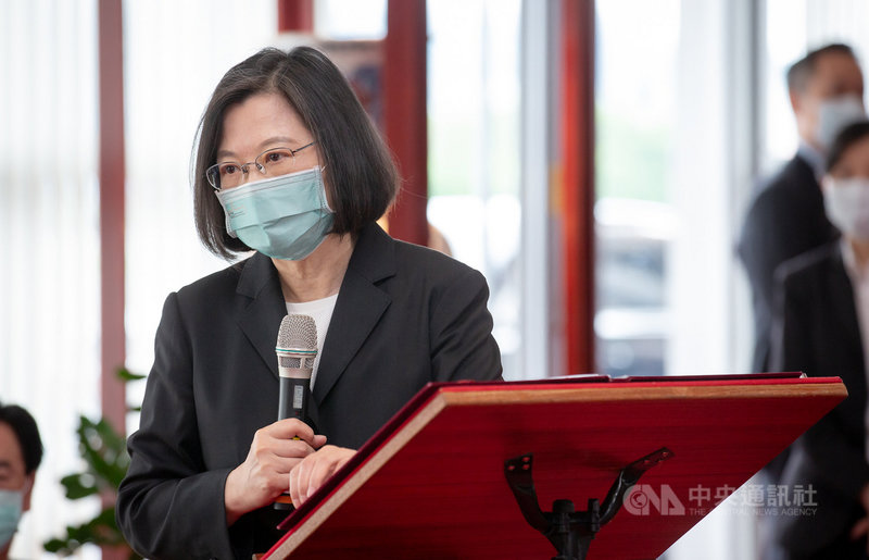 總統蔡英文6日在空軍松山基地指揮部接見美國聯邦參議員訪團,她說,「疫苗對台灣是及時雨,各位的幫忙,我們會銘記在心」。(總統府提供)中央社記者葉素萍傳真 110年6月6日