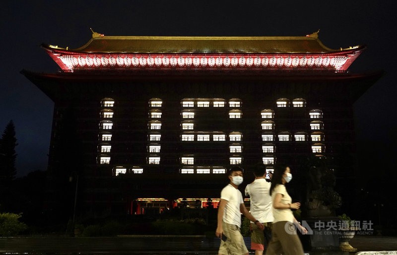 武漢肺炎本土疫情升溫,美國聯邦參議員6日訪台時宣布將美國捐贈台灣75萬劑疫苗作為援助。台北圓山大飯店晚間特別點燈USA,向美國表達感謝之意。中央社記者孫仲達攝 110年6月6日