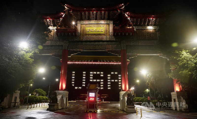 美國聯邦參議員訪團6日旋風式訪台,更帶來美國將捐贈台灣75萬劑武漢肺炎疫苗的佳音。台北圓山大飯店晚間在外牆點亮USA,感謝他們帶來共享疫苗的好消息。中央社記者孫仲達攝 110年6月6日