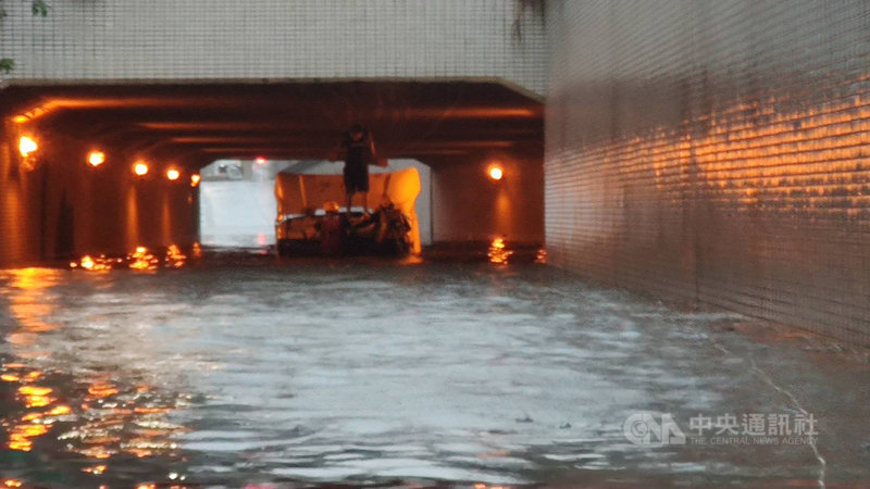 高雄市新生路和金福路的交叉口地下道積水數公尺深,有一輛聯結車誤闖,人車陷在積水數公尺的地下道內,趕緊向消防局求救。(高雄市消防局提供)中央社記者王淑芬傳真 110年6月6日