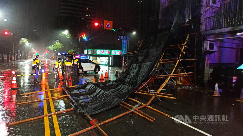高雄市6日清晨豪雨不斷,前金區大同路一帶有一處工地鷹架,不堪豪雨侵襲而倒塌成為路障。(高雄市新興分局提供)中央社記者王淑芬傳真 110年6月6日