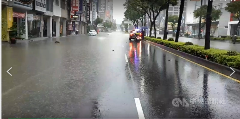 滯留鋒面接續為高雄市帶來降雨,6日清晨豪雨不斷,導致澄清路積淹水,民眾外出要涉水而行。(民眾提供)中央社記者王淑芬傳真 110年6月6日