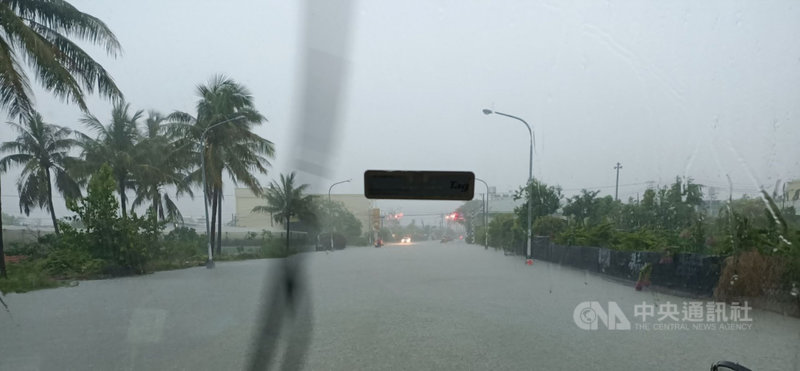 滯留鋒面帶來豪雨,截至6日上午9時屏東縣雨量為全台之冠,鄉鎮多處淹水和積水。圖為大仁科技大學前道路淹水情形。(屏東消防局提供)中央社記者郭芷瑄傳真 110年6月6日