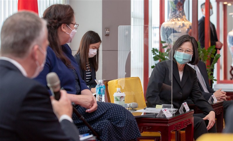 總統蔡英文(右)6日在空軍松山基地指揮部接見美國聯邦參議員訪團,她感謝拜登政府伸援,將台灣列入第一波美國對外疫苗共享名單。(總統府提供)中央社記者葉素萍傳真 110年6月6日
