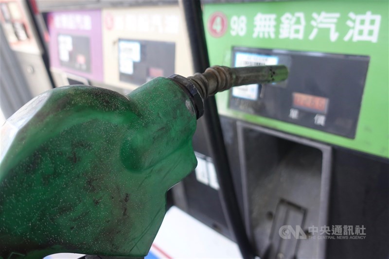 台灣中油表示,7日凌晨零時起,汽、柴油價格均調漲新台幣0.2元,調整後95無鉛汽油每公升為28.7元。(中央社檔案照片)