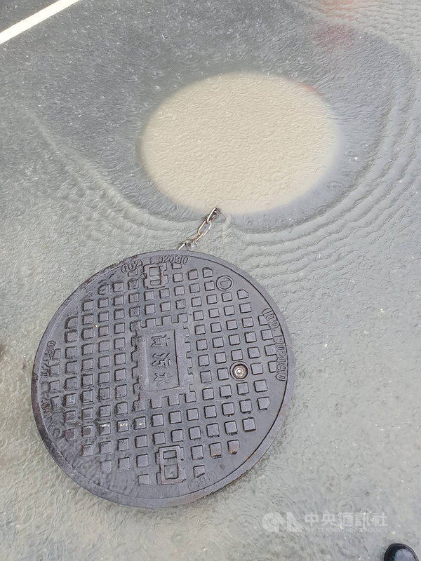 滯留鋒面強降雨為高雄地區帶來豐沛雨量,但暴雨不斷也造成部分地區積淹水,強勢水流還讓鳳山區一處重量逾百公斤的人孔蓋移位。(高雄市警察局提供)中央社記者王淑芬傳真 110年6月6日