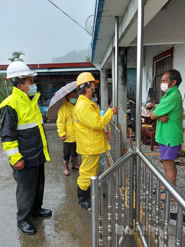高雄市山區波段強降雨,至6日下午1時許,已有10條土石流黃色警戒、30條土石流紅色警戒。民政局、原住民事務委員會陸續撤離桃源區等地的慢性病患者及保全戶等。(高雄市政府提供)中央社記者王淑芬傳真 110年6月6日