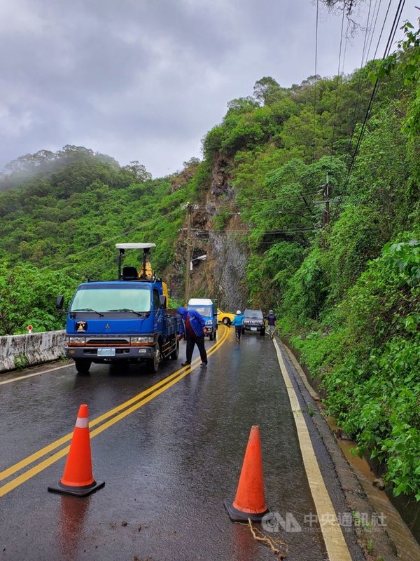 受滯留鋒面影響,高雄山區豪雨不斷,陸續傳出道路有零星落石,茂林區發生道路邊坡崩塌,樹木壓到電線,導致供電一度受阻。(高市府原住民事務委員會提供)中央社記者王淑芬傳真 110年6月6日