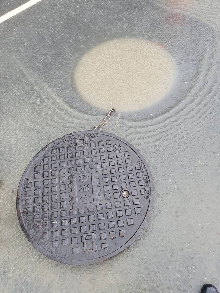 滯留鋒面強降雨為高雄地區帶來豐沛雨量,但暴雨不斷也造成部分地區積淹水,強勢水流還讓鳳山區一處重量逾百公斤的人孔蓋移位。(高雄市警察局提供)中央社記者王淑芬傳真 110年6月6日