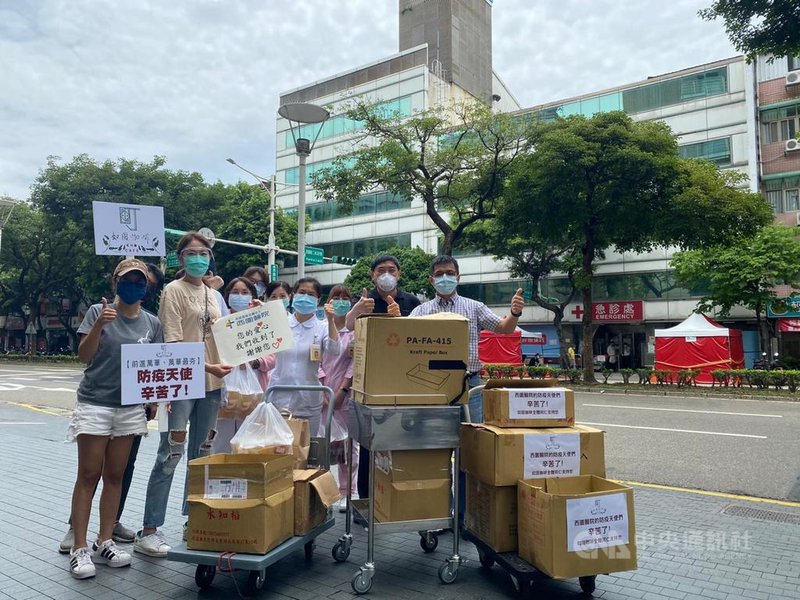 藝人賈永婕(左2)發願每日送百份餐給前線的醫護人員,希望幫助餐飲店家生意,也讓辛苦的醫護人員感受暖意,7日送餐至西園醫院。(賈永婕提供)中央社記者葉冠吟傳真 110年6月7日