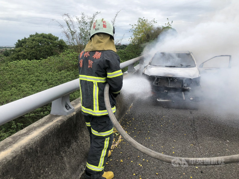 嘉義市警察局少年隊謝姓小隊長7日駕駛公務車,行經國道3號南下約雲林縣古坑鄉路段,疑不慎自撞護欄,轎車在路肩起火燃燒,消防人員抵達事故現場,轎車已成一團火球,謝姓小隊長燒成焦屍,起火原因待調查。(消防局提供)中央社記者姜宜菁傳真 110年6月7日