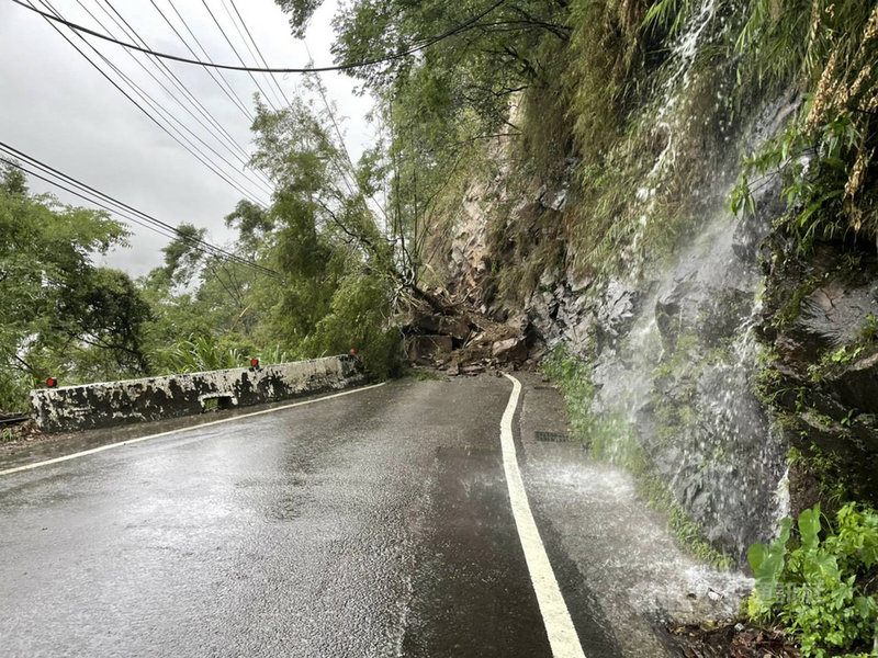 桃園市部分地區7日下午下起大雨,不但造成多處積水,復興區台7線23.4公里處更有落石坍方。(桃園市大溪分局提供)中央社記者吳睿騏桃園傳真 110年6月7日