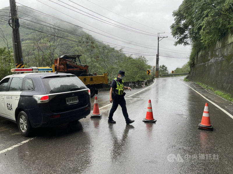 桃園市部分地區7日下午下起大雨,市府開設災害應變中心,各地警方也主動巡邏轄區災情,幸好雨勢在下午5時許趨緩,各地積水也陸續退去。圖為警方管控部分路段。(桃園市警局大溪分局提供)中央社記者吳睿騏桃園傳真 110年6月7日
