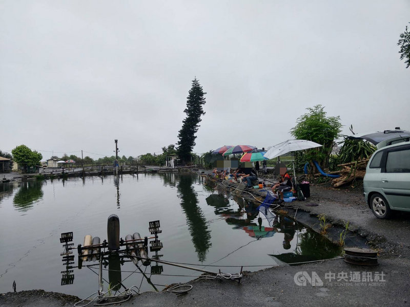 宜蘭縣警察局三星分局6日查獲一家釣魚場違反暫停營業規定。縣府工商旅遊處表示,除依法處罰業者新台幣1萬5000元罰鍰外,在場的7名釣客也將一併開罰。(讀者提供)中央社記者王朝鈺傳真 110年6月7日