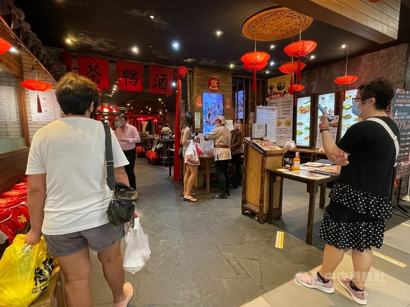 因防疫升級,新加坡禁止餐廳內用,民眾只能外帶或外送。在疫情逐漸趨穩之際,不少人希望13日以後可恢復餐廳內用。攝於5月28日。中央社記者侯姿瑩新加坡攝 110年6月7日