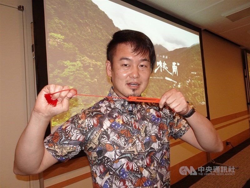 日本宮崎縣的鹽月桃甫百年前到台灣指導西洋美術,百年後他的同鄉、41歲藝術家小松孝英(圖)執導紀錄片電影「鹽月桃甫」,從中可看出鹽月深受原住民文化魅力吸引。中央社記者楊明珠東京攝 110年6月7日