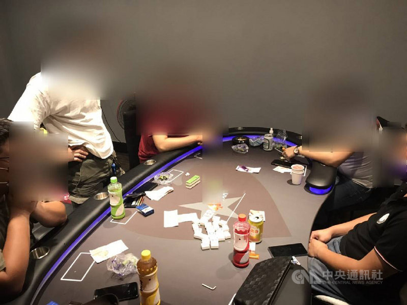 基隆警方6日查獲檳榔攤內有5男子聚賭,警方除將負責人送辦,5人並以違反防疫規定函送市府裁罰。(讀者提供)中央社記者王朝鈺傳真 110年6月7日