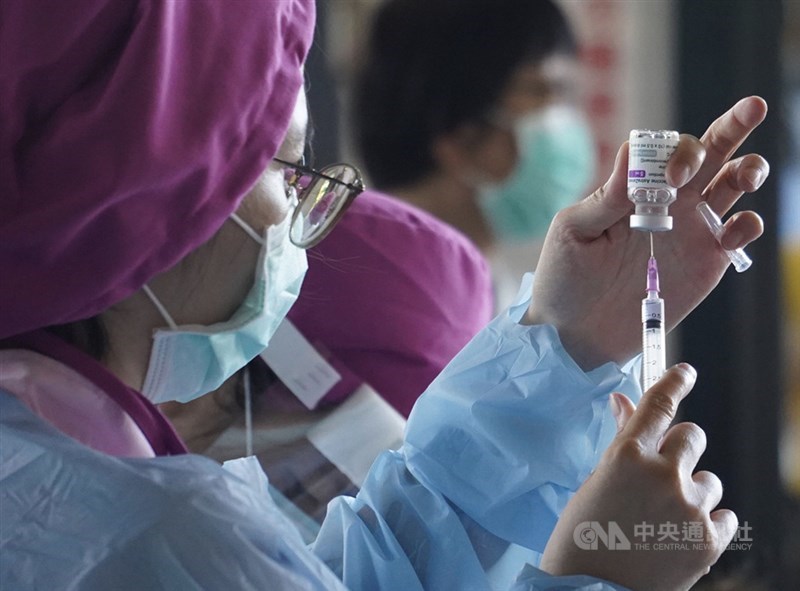 繼2日國內出現首例因接種AZ疫苗併發血栓個案,7日再增1例疑似血栓併血小板低下症候群的嚴重不良事件通報。(中央社檔案照片)