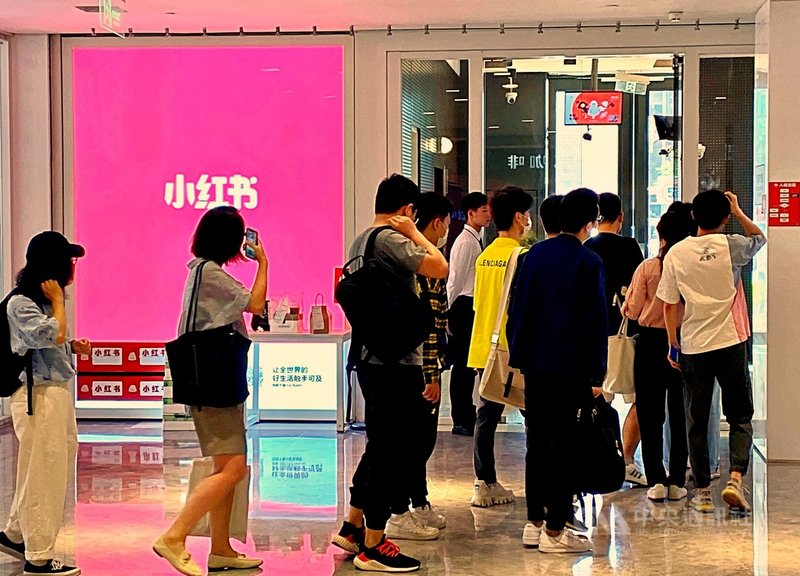 中國社群媒體小紅書傳因有關「六四」的貼文,微博帳號遭封鎖。圖為7日上午,小紅書員工照常排隊上班。中央社記者沈朋達上海攝 110年6月7日