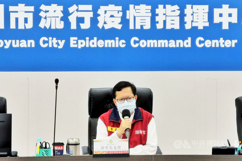桃園市長鄭文燦7日指出,中央已針對傳統市場分流發布新規定,市府會依新規定進行包括入口管制、駐點稽查及流動攤販取締,將由警察局、經濟發展局、各區公所組成傳統市場的聯合稽查小組,也會動用部分民力駐點,讓民眾在傳統市場不至於產生群聚的情況。(桃園市政府新聞處提供)中央社記者吳睿騏桃園傳真 110年6月7日