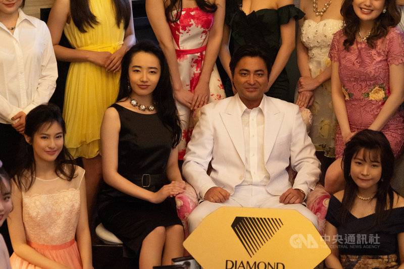 日本男星山田孝之(中右)主演的Netflix原創影集「AV帝王」第2季即將上映。山田孝之分享拍攝採高規格防疫,片場每隔1小時就會進行空氣過濾。(Netflix提供)中央社記者葉冠吟傳真 110年6月7日