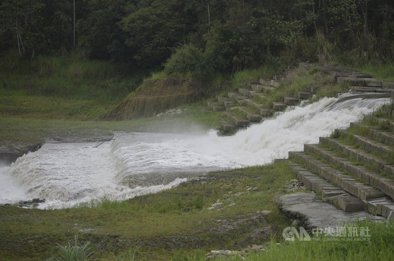 近期梅雨與颱風帶來豪雨,讓嘉義仁義潭水庫大進補,有效蓄水率提升至37.5%,預估7日將突破4成。中央社記者蔡智明攝 110年6月7日