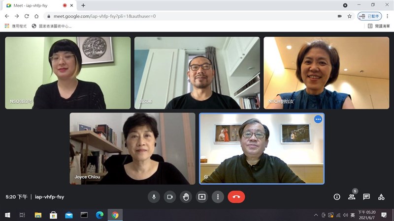 國表藝董事長朱宗慶(下排右起)率領台中國家歌劇院藝術總監邱瑗、國家兩廳院藝術總監劉怡汝(上排右起)、衛武營國家藝術文化中心藝術總監簡文彬與國家交響樂團執行長郭玟岑一起舉行記者會,提出各類方案協助表演團隊研發或轉型。(國表藝提供)中央社記者趙靜瑜傳真 110年6月7日