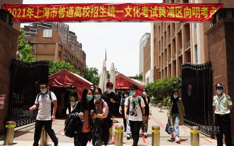 中國高考(類似大學指考)7日登場,適逢中共建黨百年,全國多份語文作文題,都和中共黨史和青年責任議題有關。圖為考生步出上海一處高考考場。中央社記者沈朋達上海攝 110年6月7日