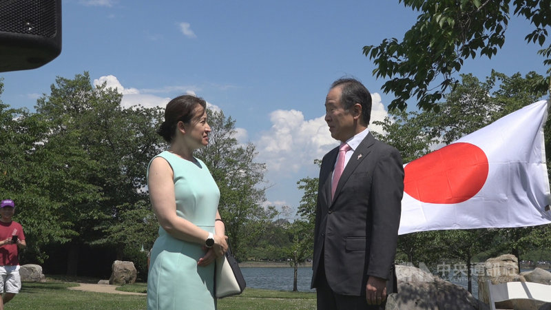日本政府日前捐贈台灣124萬劑疫苗。駐美代表蕭美琴(左)當面向日本駐美大使富田浩司(右)表達感謝之意,謝謝日本雪中送炭,展現雙方堅實夥伴關係。中央社記者江今業華盛頓攝 110年6月7日