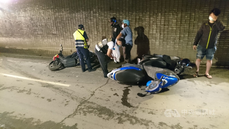 高雄市前鎮區中山四路地下道7日上午發生機車追撞事故,一名騎士疑打滑煞停,導致後方車閃避不及追撞,共造成16車撞在一起,6人受傷。(高市前鎮警分局提供)中央社記者洪學廣傳真 110年6月7日