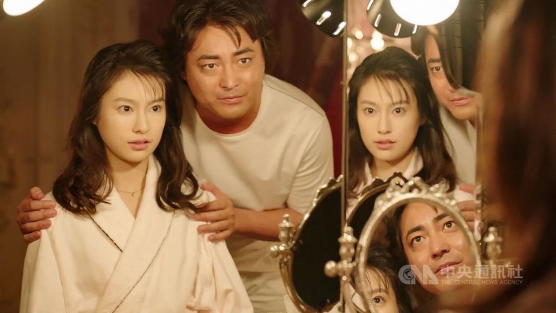 日本男星山田孝之(右)出演影集「AV帝王」第2季,他飾演的成人片名導村西透力捧新人女優,為了完成夢想眾叛親離。(Netflix提供)中央社記者葉冠吟傳真 110年6月7日