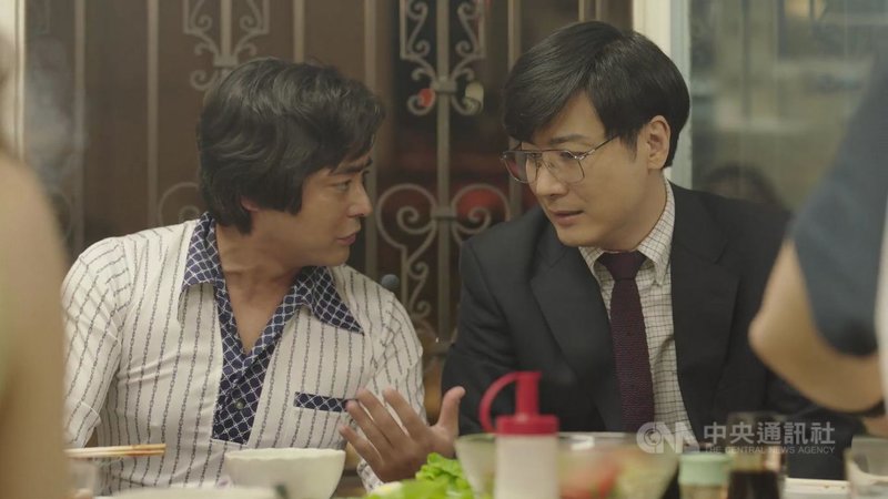 影集「AV帝王」描寫成人片名導村西透瘋狂一生,第2季即將上映。日本男星山田孝之(左)認為他所飾演的村西透相當自私,只在乎自己的夢想和金錢。右為玉山鐵二。(Netflix提供)中央社記者葉冠吟傳真 110年6月7日