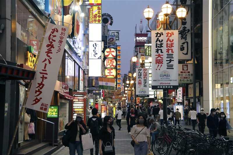 5日是日本東京都及大阪府等地「緊急事態宣言」延長後的第一個週末，東京大阪卻外出人潮增加。圖為大阪5日晚間街景。（共同社）